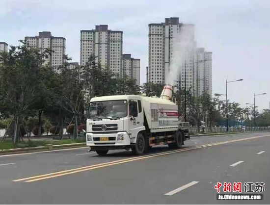 雾炮车在循环降尘作业 2,工作人员正在进行尘量检测 图片作者:马灵 雾炮车在循环降尘作业 2,工作人员正在进行尘量检测 图片作者:马灵