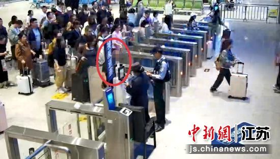 现场查获冒用居民身份证人员黄某锋 现场查获冒用居民身份证人员黄某锋